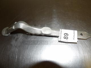 Can opener for 5 gallon