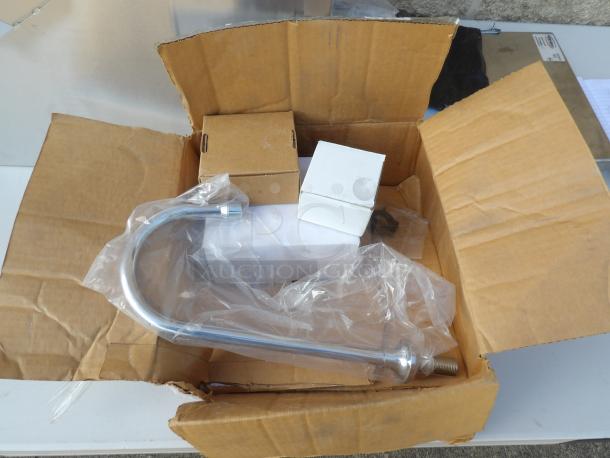 BRAND NEW SCRATCH AND DENT! Win holt WHWS1110-FV Stainless Steel Pedestal Base Hand Sink with Gooseneck Faucet. - Image 4 of 5
