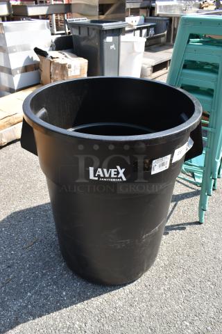 BRAND NEW SCRATCH AND DENT! 475TCRND55BK Lavex 55 Gallon Black Round Commercial Trash Can