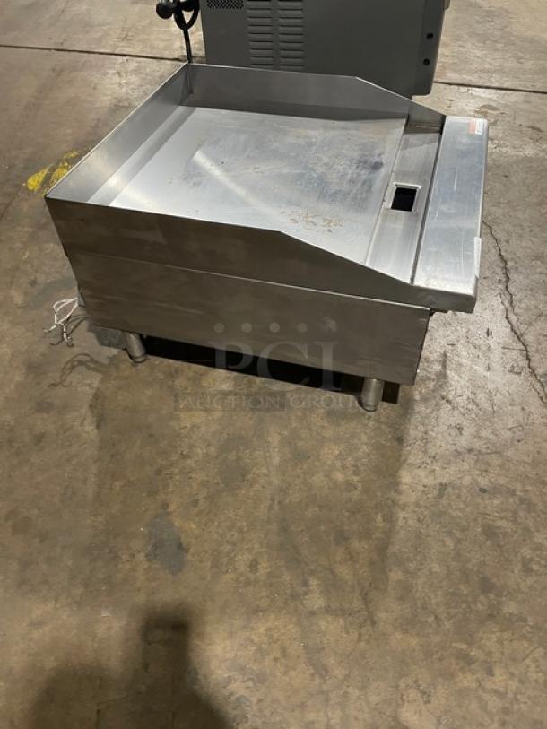 NEW! Scratch-N-Dent! Standard Range! 2023! Late Model! Commercial Stainless Steel Electric Powered Countertop 24" Flat Griddle! With Thermostatic Controls! With Back & Side Splash! Model: SR-EG24 SN: SR2370971! 208/240V 1/3 Phase! On Legs! - Image 3 of 9