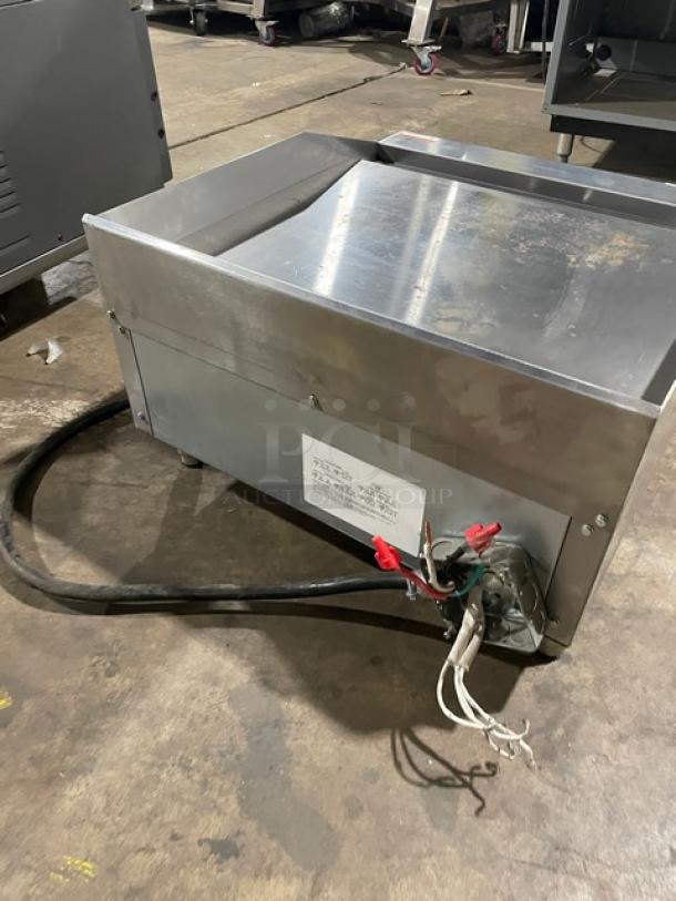NEW! Scratch-N-Dent! Standard Range! 2023! Late Model! Commercial Stainless Steel Electric Powered Countertop 24" Flat Griddle! With Thermostatic Controls! With Back & Side Splash! Model: SR-EG24 SN: SR2370971! 208/240V 1/3 Phase! On Legs! - Image 4 of 9