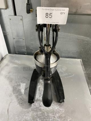 Commercial Black Manual Heavy Duty Lime/Citrus Juicer!