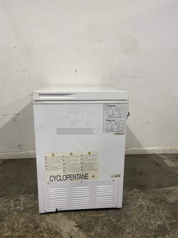 MAGIC CHEF 8.7 cu. ft. Manual Defrost Chest Freezer in White - Image 4 of 6