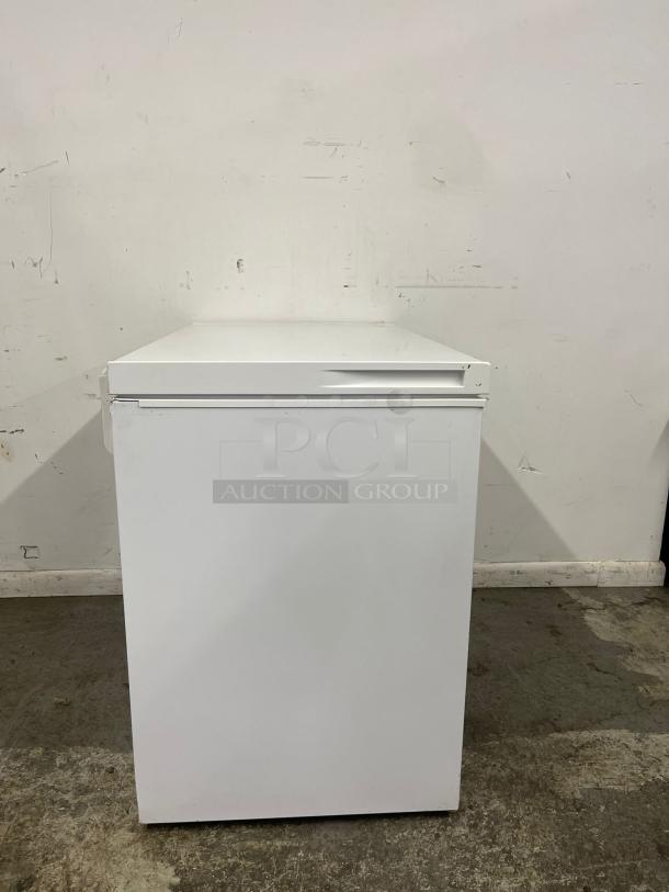MAGIC CHEF 8.7 cu. ft. Manual Defrost Chest Freezer in White - Image 6 of 6
