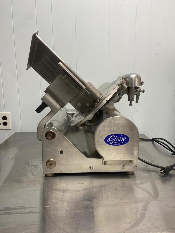 Globe Chefmate Compact Manual Electric Food Slicer - Image 1 of 4