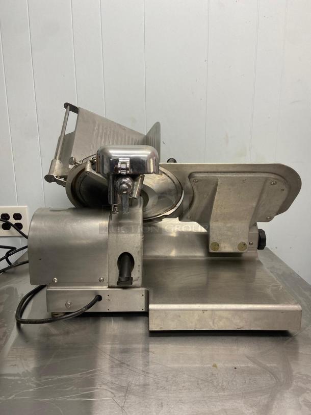 Globe Chefmate Compact Manual Electric Food Slicer - Image 4 of 4