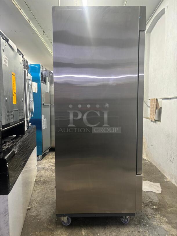 Dukers D28R 27 1/2" One Section Reach In Refrigerator, (1) Right Hinge Solid Door, 115v - Image 2 of 4