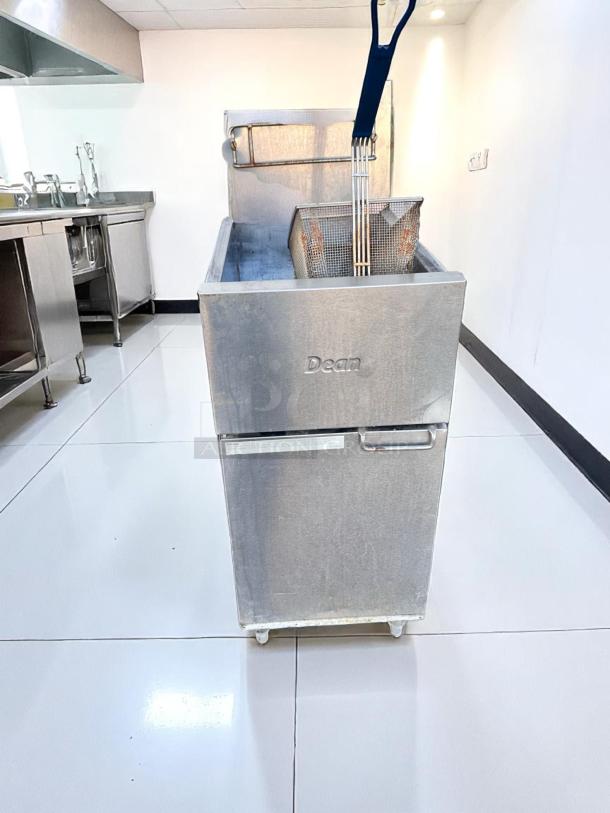 Dean commercial fryer in stainless steel, used condition, with basket and blue handle. Ideal for restaurant kitchens.