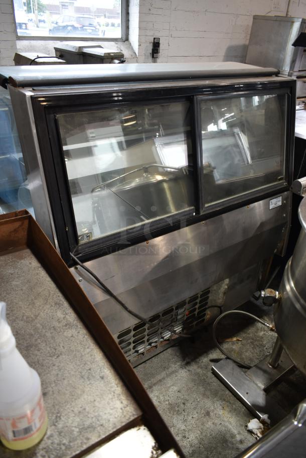 Structural Concepts RDG4848R Metal Commercial Floor Style Deli Display Case Merchandiser on Commercial Casters. 115 Volts, 1 Phase. - Image 5 of 8