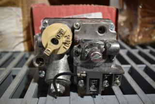 BRAND NEW SCRATCH AND DENT! Robertshaw 4B57424C7A Liquid Propane Millivolt Gas Valve; 1/2" Gas In / Out