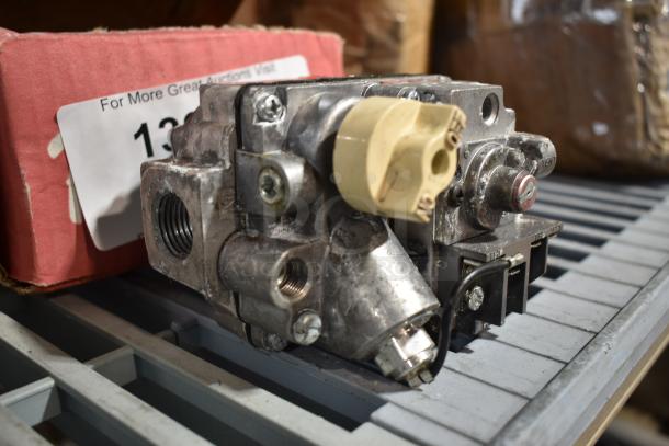 BRAND NEW SCRATCH AND DENT! Robertshaw 4B57424C7A Liquid Propane Millivolt Gas Valve; 1/2" Gas In / Out - Image 2 of 7