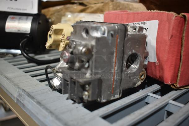 BRAND NEW SCRATCH AND DENT! Robertshaw 4B57424C7A Liquid Propane Millivolt Gas Valve; 1/2" Gas In / Out - Image 3 of 7