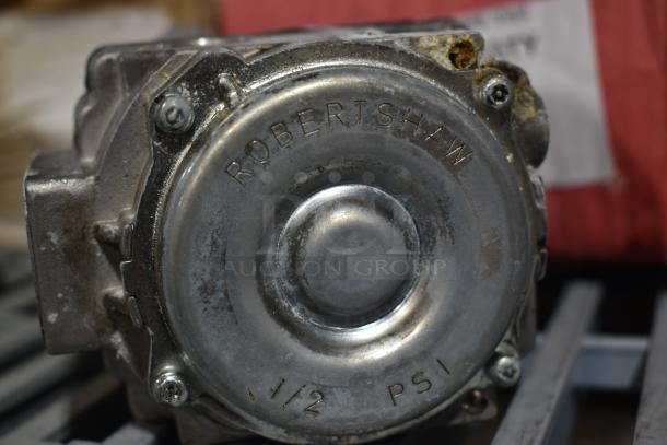 BRAND NEW SCRATCH AND DENT! Robertshaw 4B57424C7A Liquid Propane Millivolt Gas Valve; 1/2" Gas In / Out - Image 4 of 7