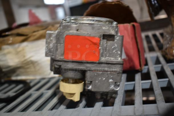 BRAND NEW SCRATCH AND DENT! Robertshaw 4B57424C7A Liquid Propane Millivolt Gas Valve; 1/2" Gas In / Out - Image 5 of 7