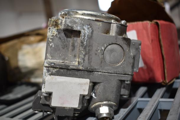 BRAND NEW SCRATCH AND DENT! Robertshaw 4B57424C7A Liquid Propane Millivolt Gas Valve; 1/2" Gas In / Out - Image 6 of 7
