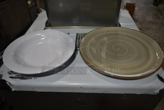 2 BRAND NEW SCRATCH AND DENT! Items Including Corona PA1607712812 11″ Grey, Porcelain, Coupe Plate and Acopa 304FND5809 Melamine. 2 Times Your Bid!