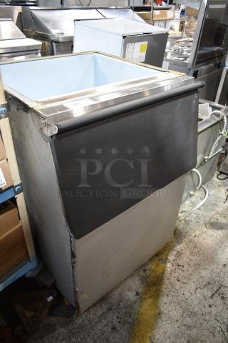 Metal Commercial Ice Bin. - Item #1191483