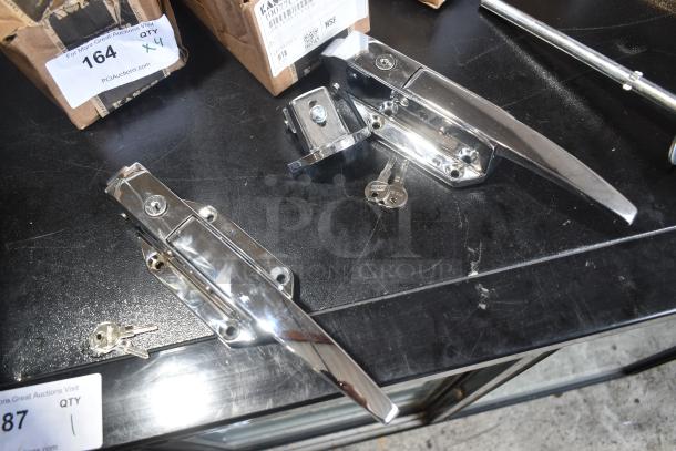 4 BRAND NEW SCRATCH AND DENT! Items Including Kason® 58 Radial Latch Body (Light Spring, Polished Chrome) 507058CL5020, Kason® 77 SafeGuard® Rolling Radial Latch (Cylinder Locking, Heavy Spring, -1/8" to 1/4" Offset) 50777CH0004C, Kason® 10481B00600 10 1/4" Steel Walk-In Cooler Safety Release Handle with Plastic Glow Knob AP221544, Kason® 172 Magnetic Mechanical Latch (Offset Handle, No Lock) 507172B00006. 4 Times Your Bid! - Image 2 of 7