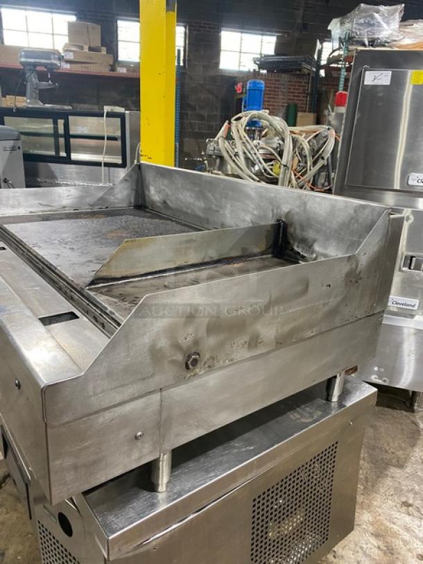 Commercial stainless steel griddle with grease tray. Used condition, robust design. Ideal for high-volume kitchens.