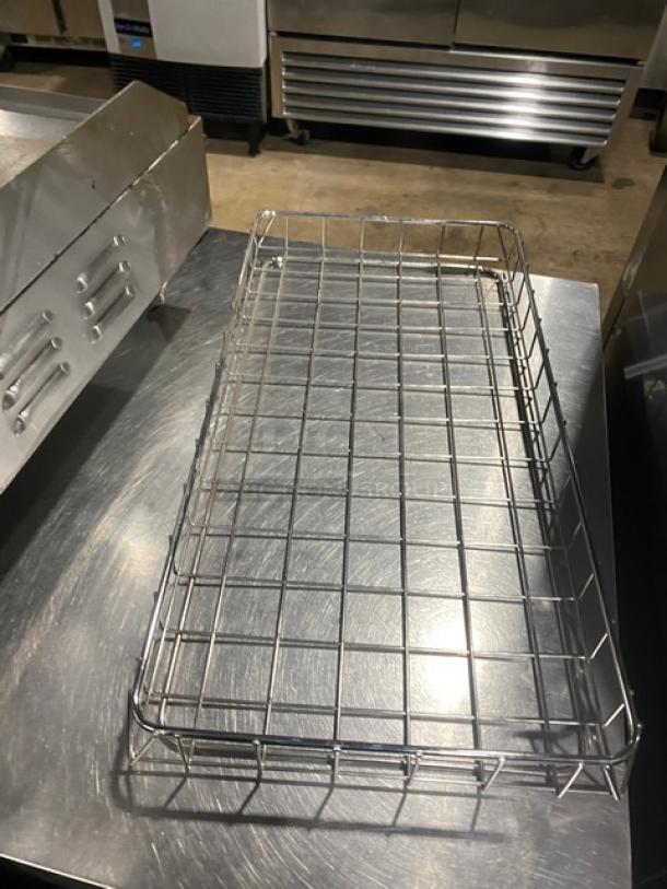 Metal wire rack tray in excellent condition, rectangular, with grid pattern. Ideal for commercial or kitchen use.