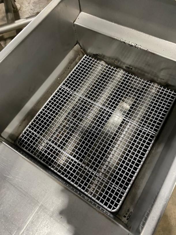 Pitco Commercial Stainless Steel Natural Gas Powered Deep Fat Fryer! With Back Splash & Basket Hanger! With Fry Baskets! On Legs! - Image 6 of 9