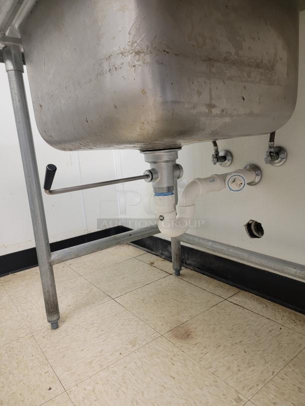 5' Stainless Workstation w/ Sink & Faucets! Looking to upgrade your prep area or add a dedicated wash station? This 5-foot Stainless Steel Workstation is a fantastic find, combining ample counter space with a built-in sink, making it incredibly versatile for a variety of settings! *BUYER MUST REMOVE - NO SHIPPING OR HANDLING AVAILABLE* - Image 4 of 4
