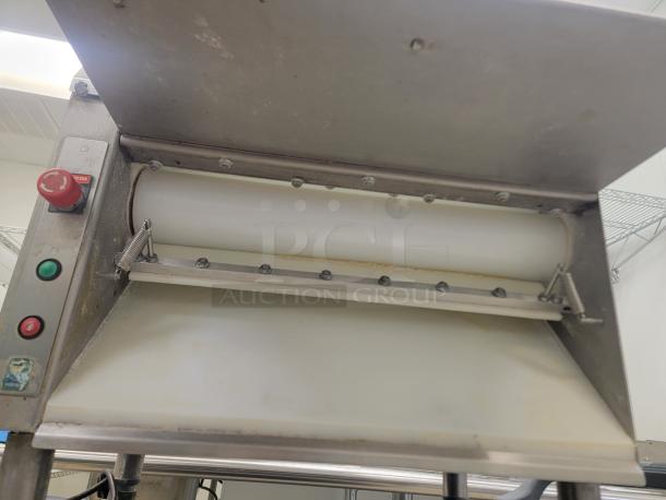 Somerset CDR-2000 20" Two Stage Dough Sheeter! Tired of inconsistent dough thickness and slow hand-rolling in your bakery or pizzeria? Revolutionize your dough production with this powerful Two Stage Dough Sheeter!
This commercial-grade sheeter is designed to make light work of even the toughest doughs, delivering perfectly uniform sheets every single time. *BUYER MUST REMOVE - NO SHIPPING OR HANDLING AVAILABLE* See video link in description below 👇 - Image 4 of 6