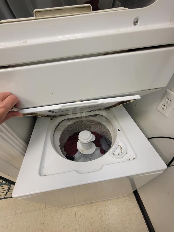 Whirlpool Stackable Washer & Dryer Combo + BONUS Cleaning Supplies! Maximize your laundry space and get everything you need to keep your facility sparkling clean! We're offering a reliable Whirlpool Stackable Washer and Dryer Combo, perfect for compact spaces, laundromats, or commercial operations, plus we're including a valuable assortment of cleaning room supplies! *BUYER MUST REMOVE - NO SHIPPING OR HANDLING AVAILABLE* See video link in description below 👇 - Image 3 of 7
