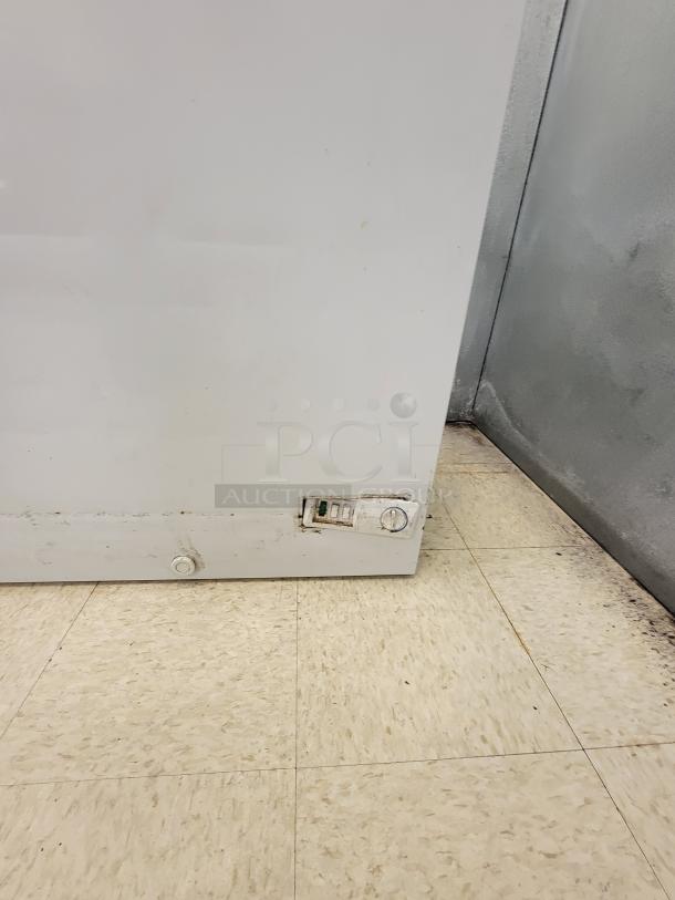 3' General Electric 7.0 cu ft Free Standing Defrost Chest Freezer! Need extra freezer space? Look no further than this reliable 3-foot General Electric 7.0 cu ft Free Standing Defrost Chest Freezer, perfect for expanding your cold storage at home, in a garage, or for a small business. This GE freezer offers ample capacity and dependable performance. TESTED AND WORKS! *BUYER MUST REMOVE - NO SHIPPING OR HANDLING AVAILABLE* - Image 2 of 5