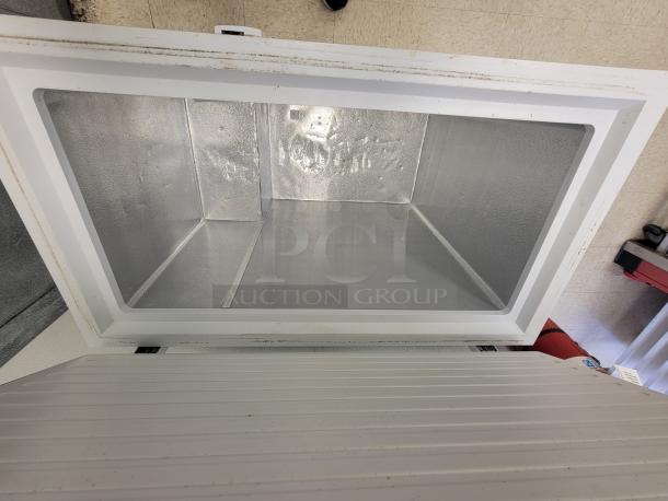 3' General Electric 7.0 cu ft Free Standing Defrost Chest Freezer! Need extra freezer space? Look no further than this reliable 3-foot General Electric 7.0 cu ft Free Standing Defrost Chest Freezer, perfect for expanding your cold storage at home, in a garage, or for a small business. This GE freezer offers ample capacity and dependable performance. TESTED AND WORKS! *BUYER MUST REMOVE - NO SHIPPING OR HANDLING AVAILABLE* - Image 3 of 5