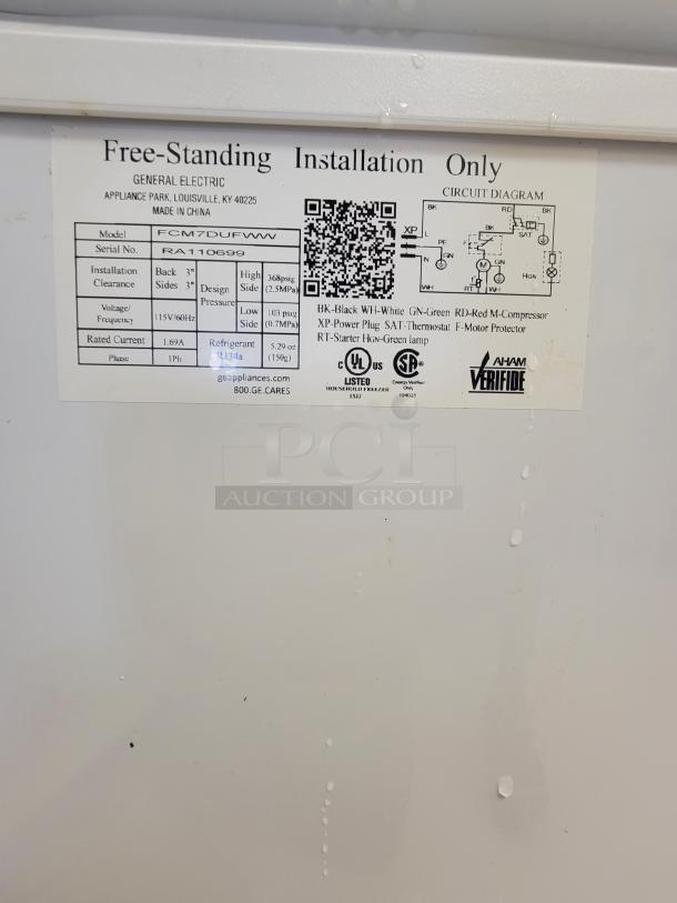 3' General Electric 7.0 cu ft Free Standing Defrost Chest Freezer! Need extra freezer space? Look no further than this reliable 3-foot General Electric 7.0 cu ft Free Standing Defrost Chest Freezer, perfect for expanding your cold storage at home, in a garage, or for a small business. This GE freezer offers ample capacity and dependable performance. TESTED AND WORKS! *BUYER MUST REMOVE - NO SHIPPING OR HANDLING AVAILABLE* - Image 5 of 5