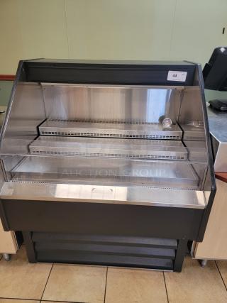 39" Commercial Open Air Merchandiser - Display & Chill with Ease! Showcase your products and keep them perfectly chilled! We're offering a fantastic 39-inch Commercial Open Air Merchandiser, ideal for impulse buys, grab-and-go items, beverages, pre-packaged meals, or produce in any grocery store, convenience store, cafe, or deli. This unit is designed to maintain consistent, food-safe temperatures for optimal freshness. *BUYER MUST REMOVE - NO SHIPPING OR HANDLING AVAILABLE* See video link in description 👇