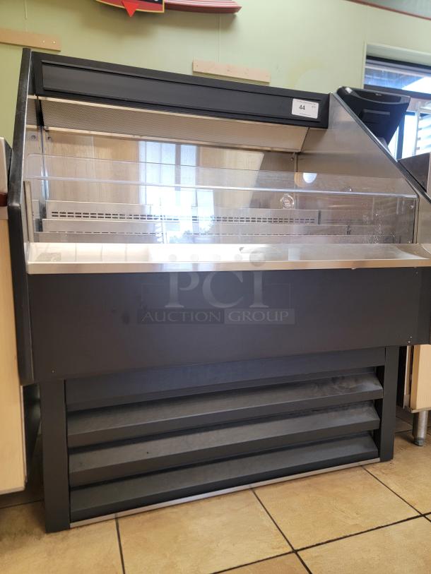 39" Commercial Open Air Merchandiser - Display & Chill with Ease! Showcase your products and keep them perfectly chilled! We're offering a fantastic 39-inch Commercial Open Air Merchandiser, ideal for impulse buys, grab-and-go items, beverages, pre-packaged meals, or produce in any grocery store, convenience store, cafe, or deli. This unit is designed to maintain consistent, food-safe temperatures for optimal freshness. *BUYER MUST REMOVE - NO SHIPPING OR HANDLING AVAILABLE* See video link in description 👇 - Image 3 of 3