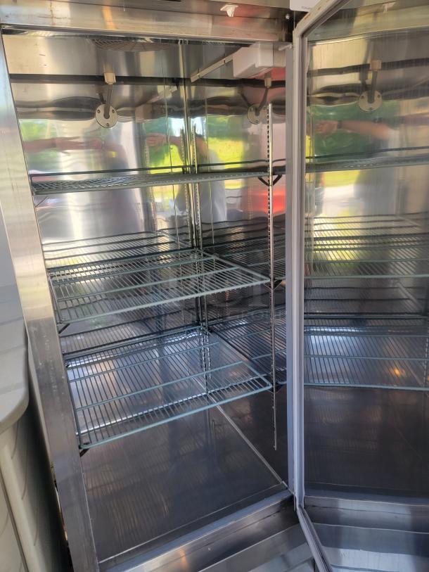 Culitek MRRF-1D Commercial Reach-In Refrigerator - Excellent Condition! Upgrade your kitchen's cold storage with this robust and reliable single-door reach-in refrigerator on casters! Designed for busy commercial environments, this unit offers efficient cooling, ample capacity, and durable construction to keep your ingredients fresh and safe. See video in description below 👇 - Image 3 of 5