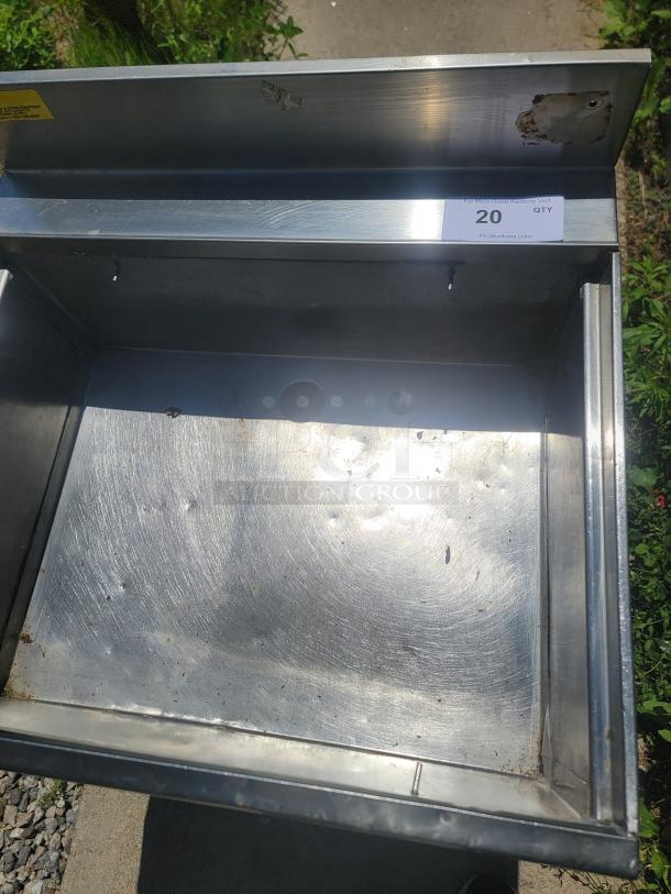 Stainless Steel Insulated Underbar Ice Bin - Perfect for Bars & Restaurants! Upgrade your bar setup with this essential stainless steel insulated underbar ice bin! Designed for efficiency and hygiene, this unit is perfect for any commercial establishment needing a reliable and convenient source of ice for beverages. - Image 2 of 5