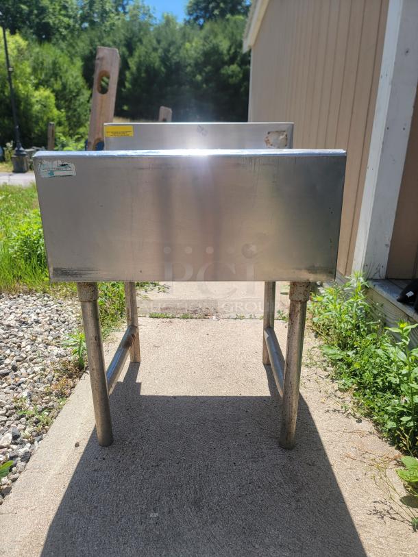 Stainless Steel Insulated Underbar Ice Bin - Perfect for Bars & Restaurants! Upgrade your bar setup with this essential stainless steel insulated underbar ice bin! Designed for efficiency and hygiene, this unit is perfect for any commercial establishment needing a reliable and convenient source of ice for beverages. - Image 4 of 5