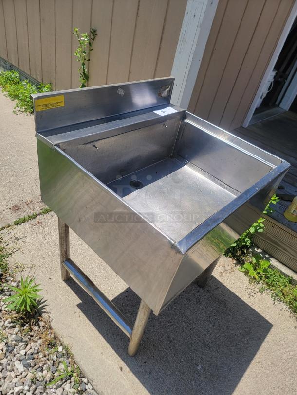 Stainless Steel Insulated Underbar Ice Bin - Perfect for Bars & Restaurants! Upgrade your bar setup with this essential stainless steel insulated underbar ice bin! Designed for efficiency and hygiene, this unit is perfect for any commercial establishment needing a reliable and convenient source of ice for beverages. - Image 5 of 5