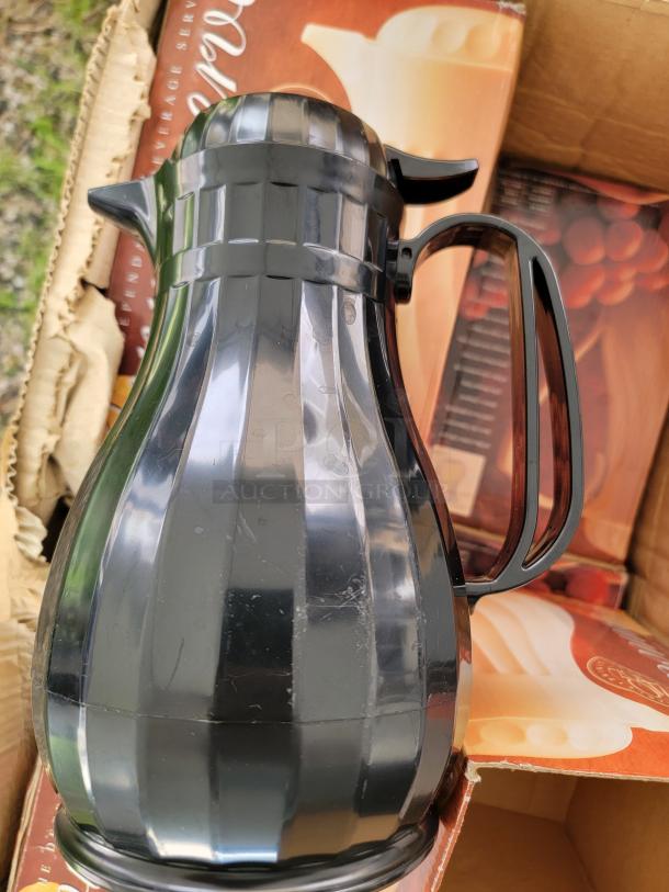 Lot of 9 NEW Connoisserver 40 oz Insulated Beverage Servers / Carafes! Elevate your hosting or daily beverage service with this lot of 9 brand new, still-in-box Connoisserver insulated beverage servers! These durable carafes are designed to keep drinks hot or cold for extended periods, making them perfect for parties, family gatherings, coffee service, or everyday use. - Image 2 of 3