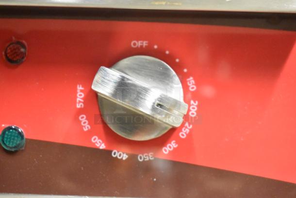 Avantco 177EG30N electric griddle control dial with temperature settings from 150 to 570°F, showing thermostatic control.