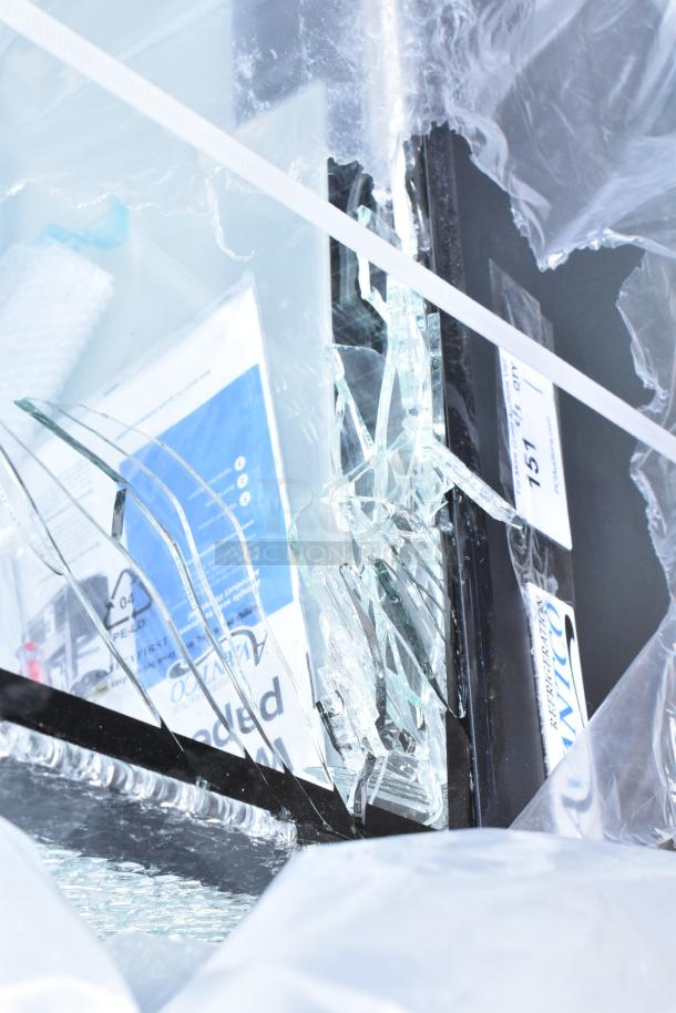 Avantco 193BC72HCB bakery display case with damaged curved glass. New condition with glass breakage. 110-120V, 1 Phase.