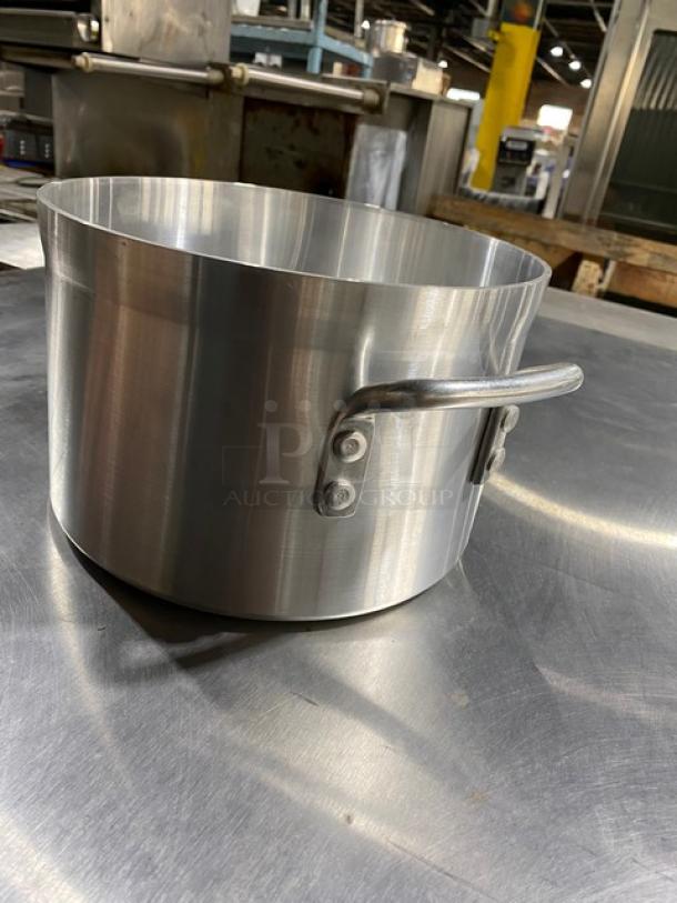 Stainless steel pot with riveted side handle, in excellent condition. Ideal for commercial or home kitchen use.