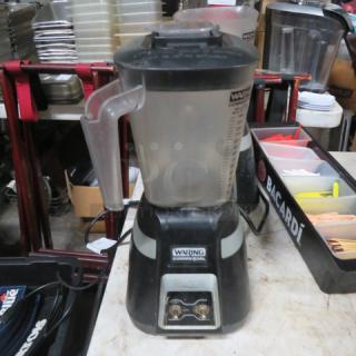 Waring Commercial Blender, Model BB300, 120 Volt. Black base with clear jar. Used condition, visible branding and controls.