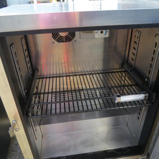 Perlick 1-door cooler, model HD24RS4, with one rack. Dimensions 24x18x32 inches. 115V. Stainless steel interior, working condition.