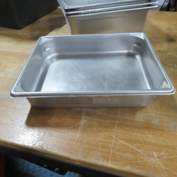 Half-size 2.5-inch deep hotel pan, stainless steel, excellent condition. Ideal for kitchen use, versatile and durable.
