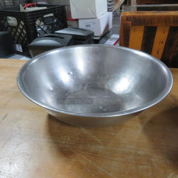 17.5-inch stainless steel mixing bowl with a polished finish. In good condition, ideal for kitchen or baking use.