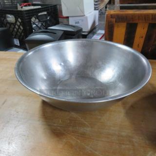 17.5-inch stainless steel mixing bowl with a polished finish. In good condition, ideal for kitchen or baking use.