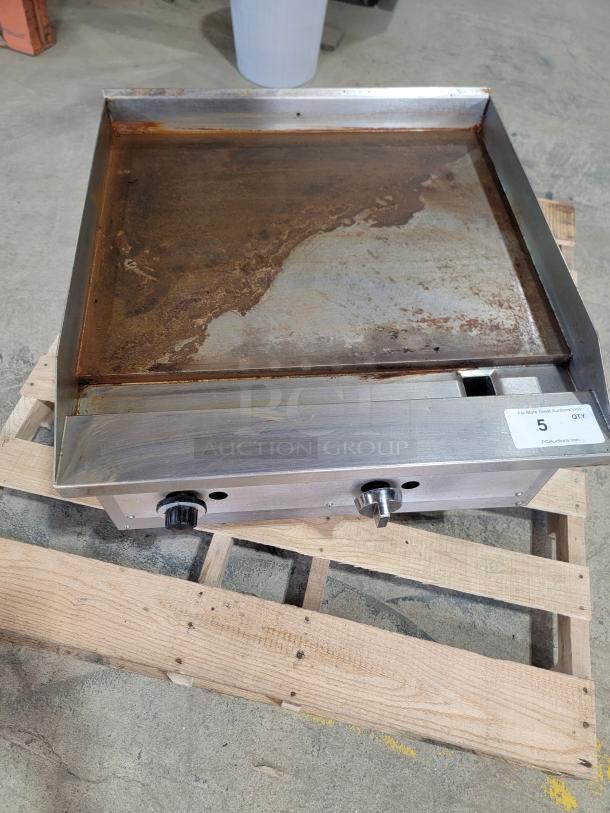Vollrath 24" Gas Flat Top Griddle - Needs Rust Removal - Your Gain! An excellent opportunity to acquire a high-quality commercial griddle at a fraction of the cost, perfect for those with the skills (or willingness to learn!) to restore it. - Image 2 of 4