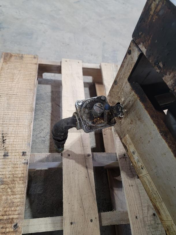 Vollrath 24" Gas Flat Top Griddle - Needs Rust Removal - Your Gain! An excellent opportunity to acquire a high-quality commercial griddle at a fraction of the cost, perfect for those with the skills (or willingness to learn!) to restore it. - Image 3 of 4