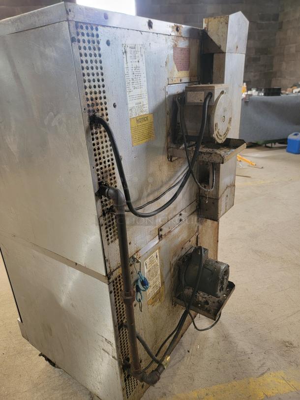 Cook Like a Pro! Southbend SilverStar Gas Convection Oven - Commercial Grade! Elevate your kitchen with a Southbend SilverStar Stainless Gas Convection Oven! Perfect for restaurants, bakeries, or catering. Fast, even cooking for perfect results every time. - Image 3 of 6