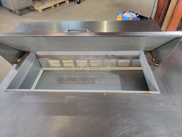 Beverage-Air SPE60HC-08: 60-inch Elite Series Refrigerated Prep Table! 60-inch, two-door refrigerated sandwich/salad prep table in excellent working and cosmetic condition. This is a robust and highly sought-after unit, perfect for restaurants, delis, cafes, or any food service operation needing efficient cold storage and prep space. Tested and working! - Image 2 of 5